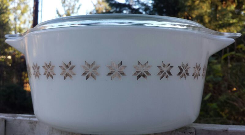 Vintage Pyrex 2 1/2 qt. Casserole with lid