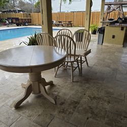 Dining room Table, extendable to 6 chairs