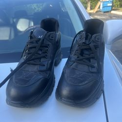 LOUIS VUITTON AUTHENTIC   SIZE 11.  