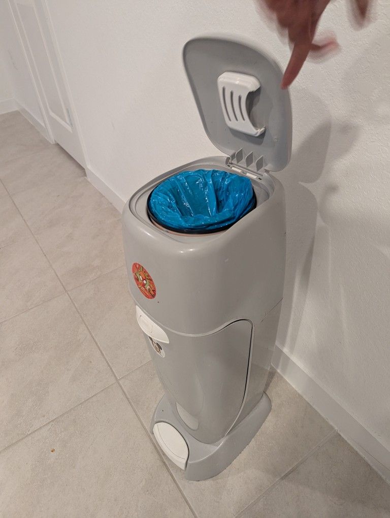 Genie Pail + 2 Refills Baby Diaper Grey Bin