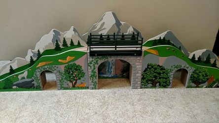 Melissa & Doug Mountain Bridge & Tunnel