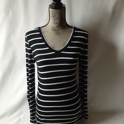 Zenana Outfitters women's black/white long-sleeve v-neck top M