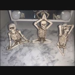 ☠️3 Skeletons Halloween Decor 5”