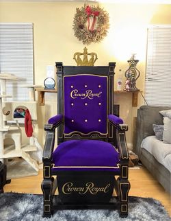 CROWN ROYAL THRONE CHAIR  -Looks NEW- Purple Velvet Suede with Custom purple velvet robe! Alcohol Prohibition Memorabilia Perfect for man cave living