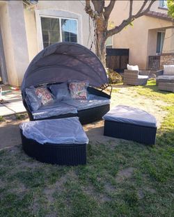 Display model patio furniture set canopy bed display model had a small tear I sewed it brand new outdoor tanning bed display set 🆕🚎🆕
