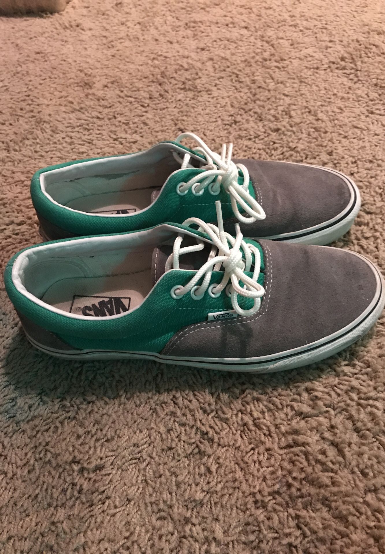 Vans Men’s 8.5 in Great Condition. Suede Toe Box, canvas heel area. Traditional Vans “Off the Wall” midsole and Gum soles.