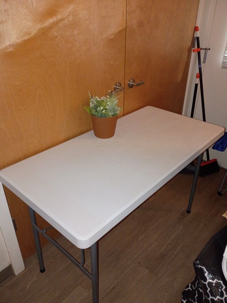 FOLDING TABLE