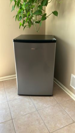 MINI REFRIGERATOR by HISENSE STAINLESS STEEL PATINUM, ADJUSTABLE THERMOSTAT CONTROL, REVERSlBLE DOOR, Height-32” Width-20” Depth-21” works great 👍