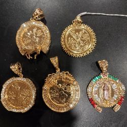 Medallón de 2" en oro laminado, centenarios, Virgen , alacranes, caballo c/u