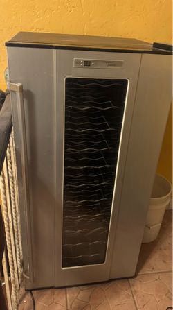 Wine cooler holds 72 bottles with transformer