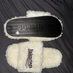White fur balenciaga slides