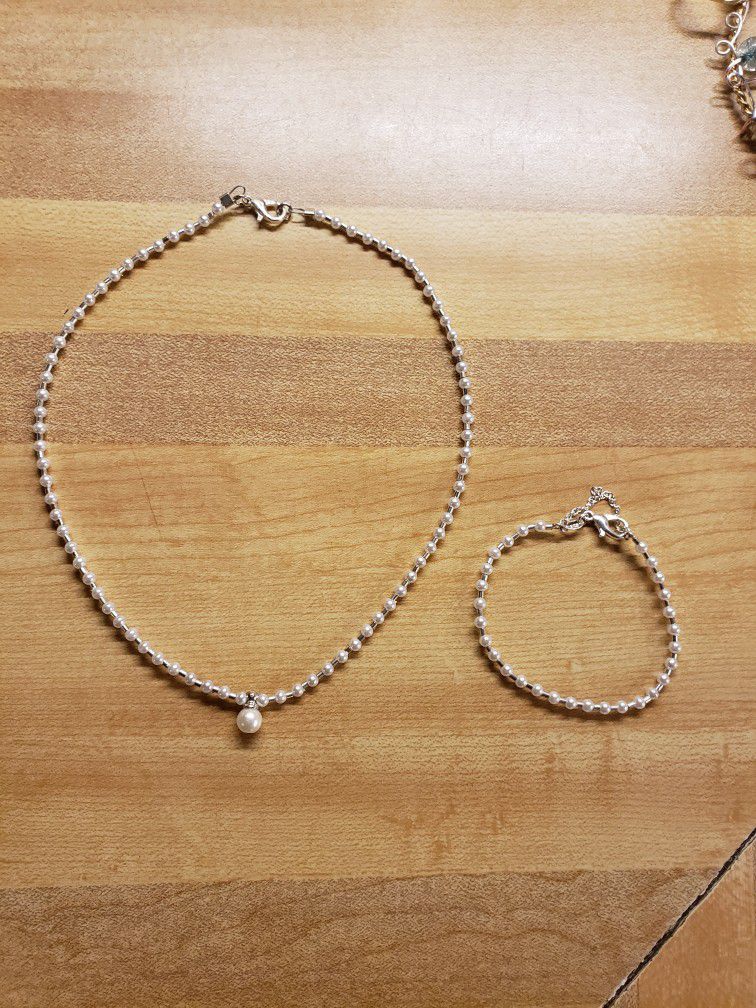 For Baby Or Girl Silver And Pearl Necklace And Bracelet 