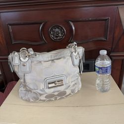 COACH HANDBAG