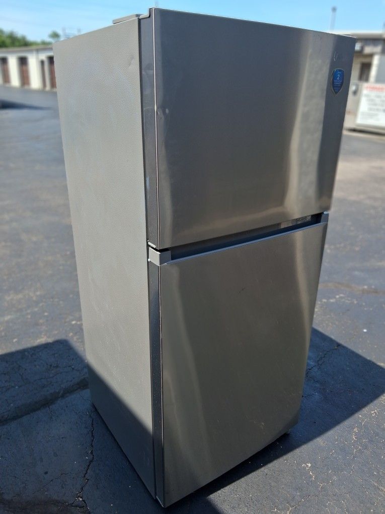 Midea Fingerprint Resistant 18.1-cu ft Top-Freezer Refrigerator ( Stainless Steel ) Garage Ready ENERGY STAR Certified