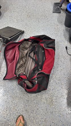 Large duffel bag with roller