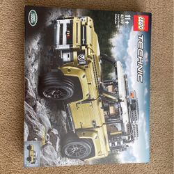 Brand New Lego Land Rover 42110