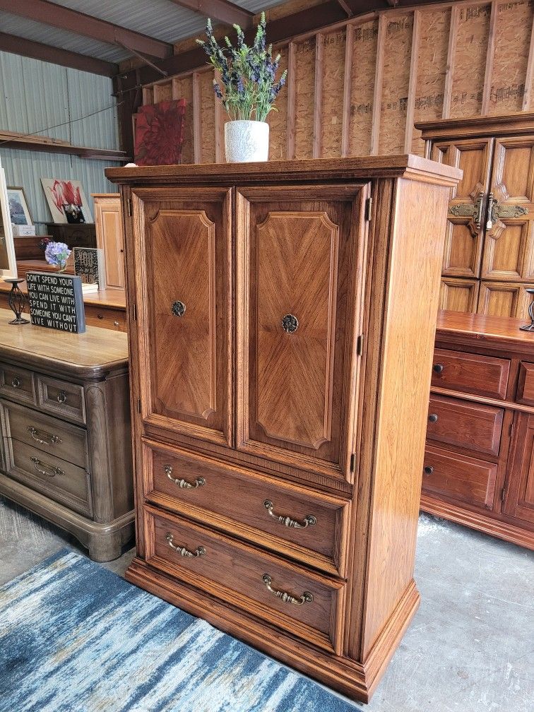 BROYHILL CABINET/ DRESSER
