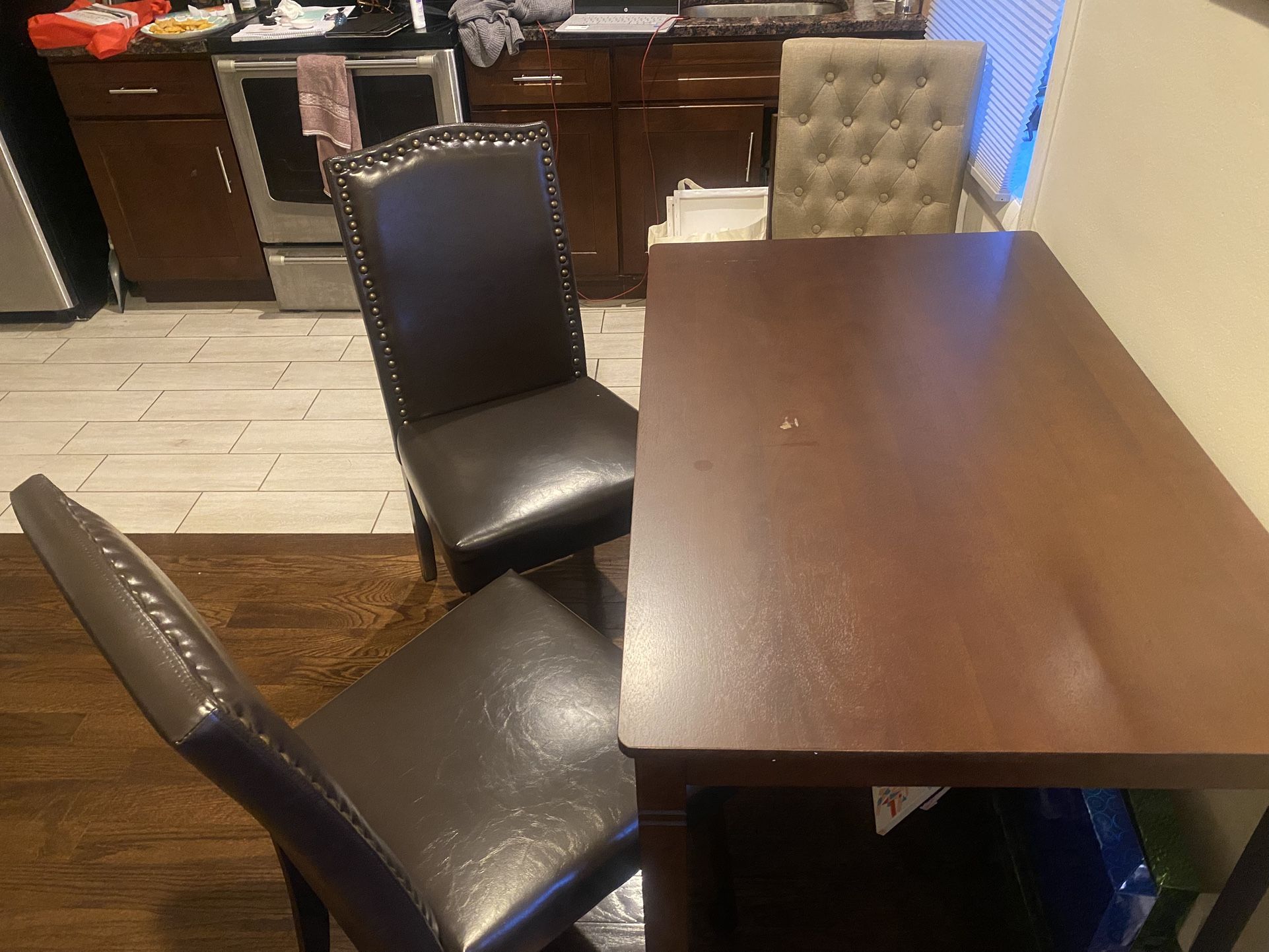 Dining Room Table & Chairs