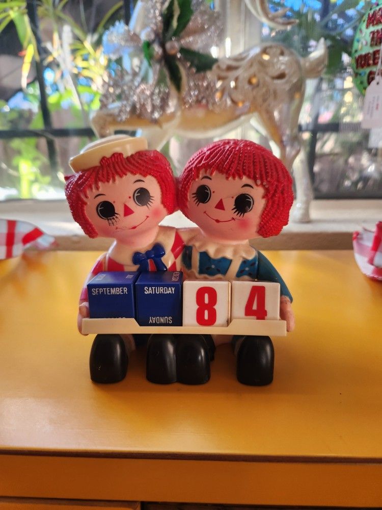 Vintage Rare Raggedy Ann & Andy Dolls Plastic Accessory Calendar & Pencil Holder Circa 1975