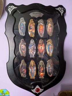 Decorative folding knives