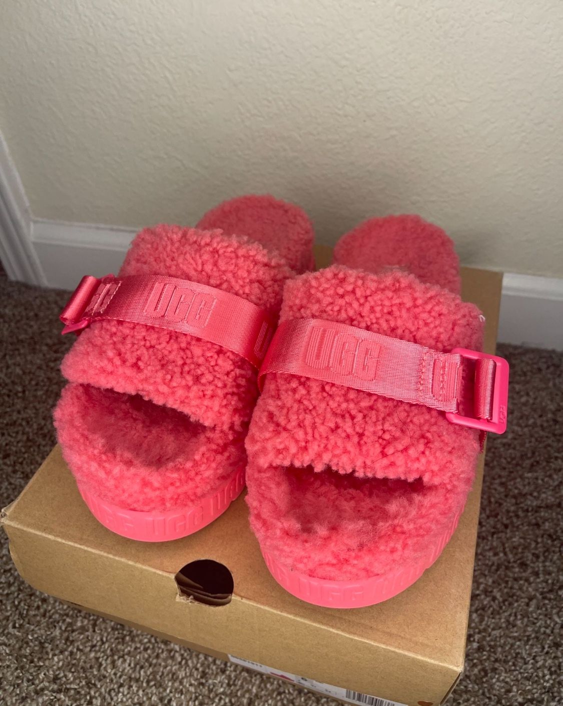 Women’s Uggs Fluffita In HOT PINK