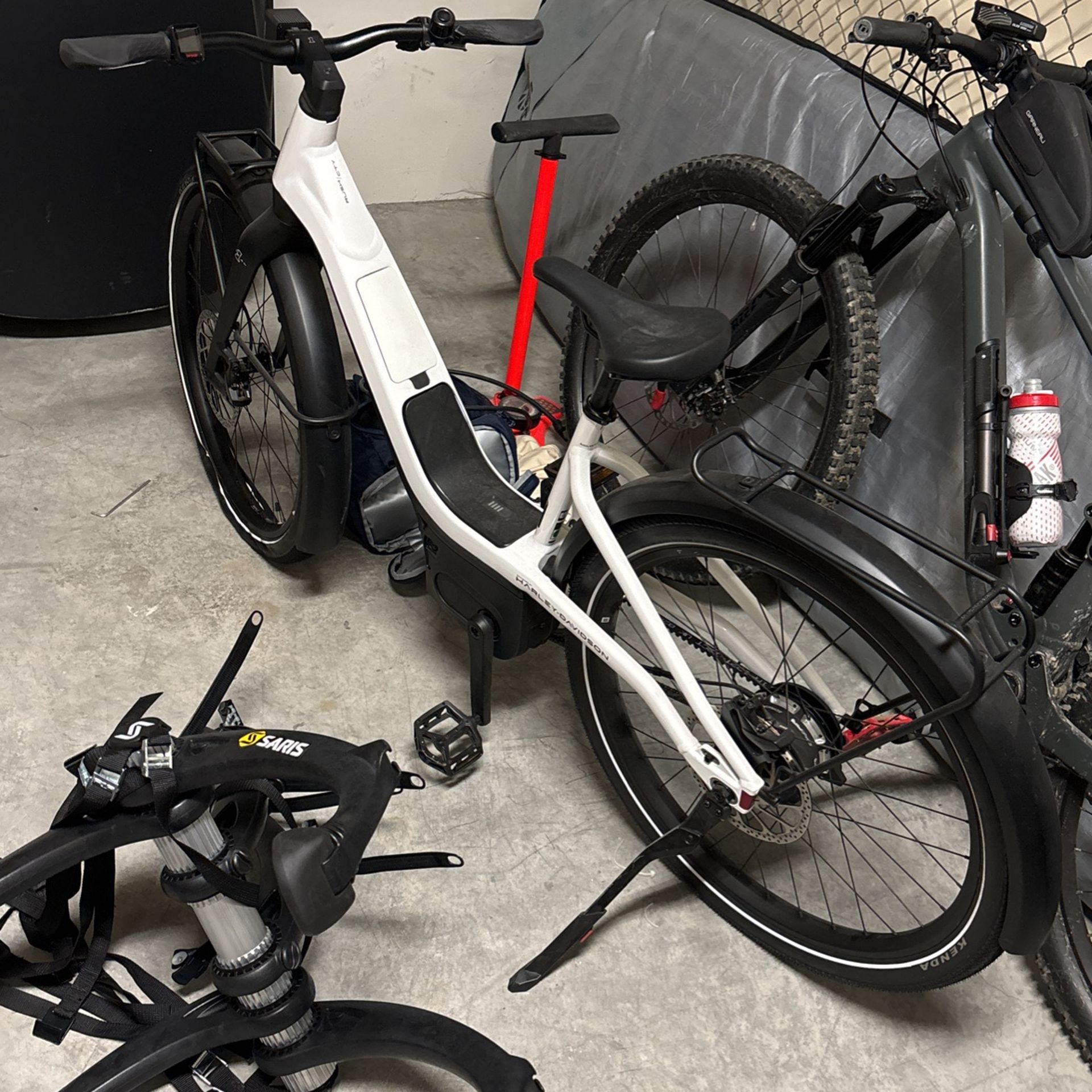 Serial 1 powered by Harley Davidson With Saris bike Rack