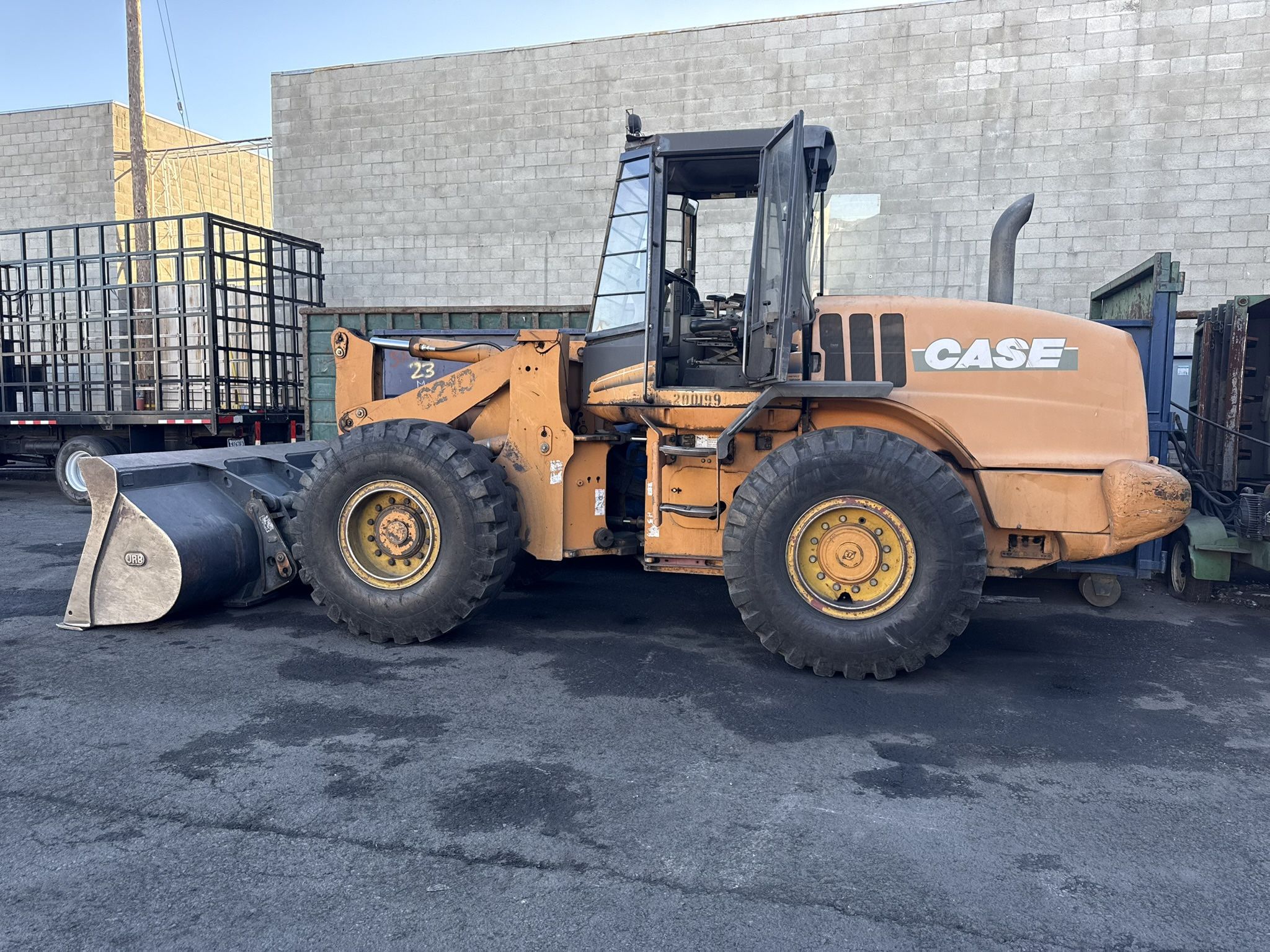 WHEEL LOADER - CASE 621D WITH NEW TIRES AND FREE BUCKET