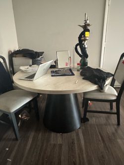 Circle table