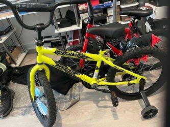 2 Kids Bikes 1 with Helmet 1 With Training Wheels ⛑️ Like New 80$ Perth Amboy Nj