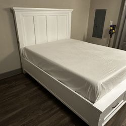 UNIVERSAL BROADMOORE FURNITURE QUEEN STORAGE BED