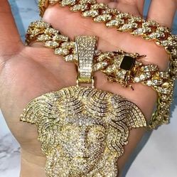 ✅MEDUSA CHARMING  12MM THICK MIAMI CUBAN CHAIN PRONG SET AND  MEDUSA CHARMING ICE OUT PENDANT