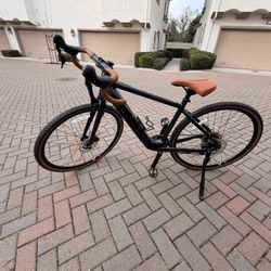 New Momentum E-Bike  with upgraded Pirelli tires - Size Small