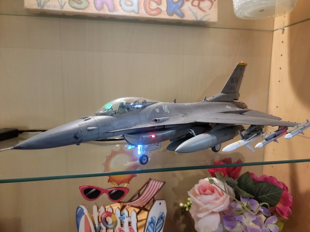 F16 FIGHTING FALCON MODEL