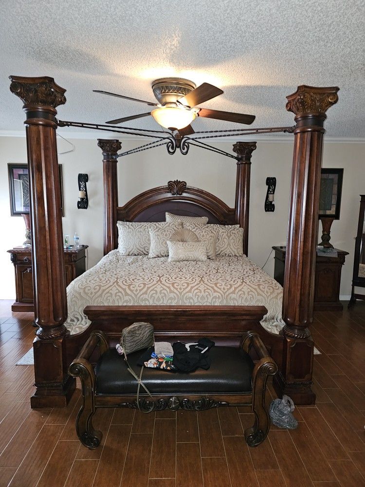 Beautiful Mohogony LeatherKing Size Bedroom Set, Includes, Headboard, Footboard, Frame, 2 Night Stands, Dresser,Mirror, Hutch , Excellent Condition.