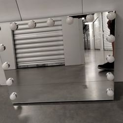 Touch Screen Vanity Mirror with 15 Dimmable LEDs & Sturdy Base for Reliable Use