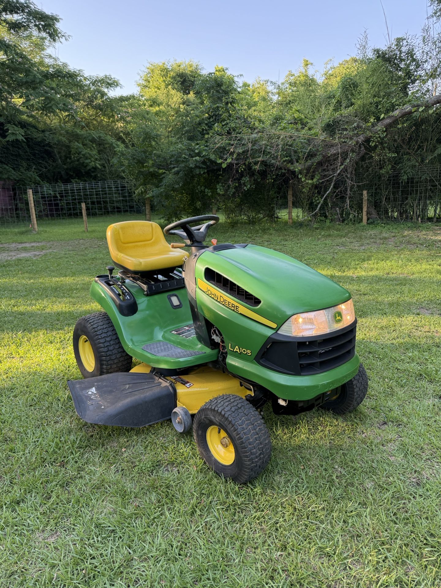 John Deere LA105 (366hrs) 2011
