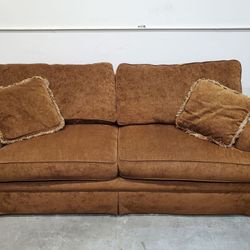 Thomasville brown sofa with 2 pillows. 2 bolster