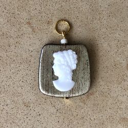 👩‍🦳 Pretty gold tone beaded pendant with white, plastic woman cameo