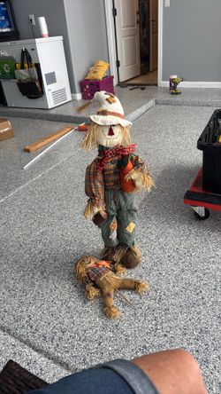 2 decorative scarecrows