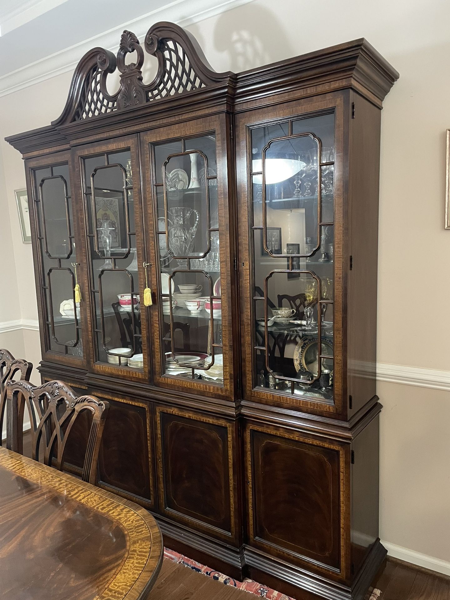 Gorgeous Mahagony Wood China Hutch!!