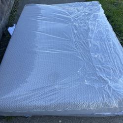 New Queen Size Tuft & Needle Mint Mattress!! 