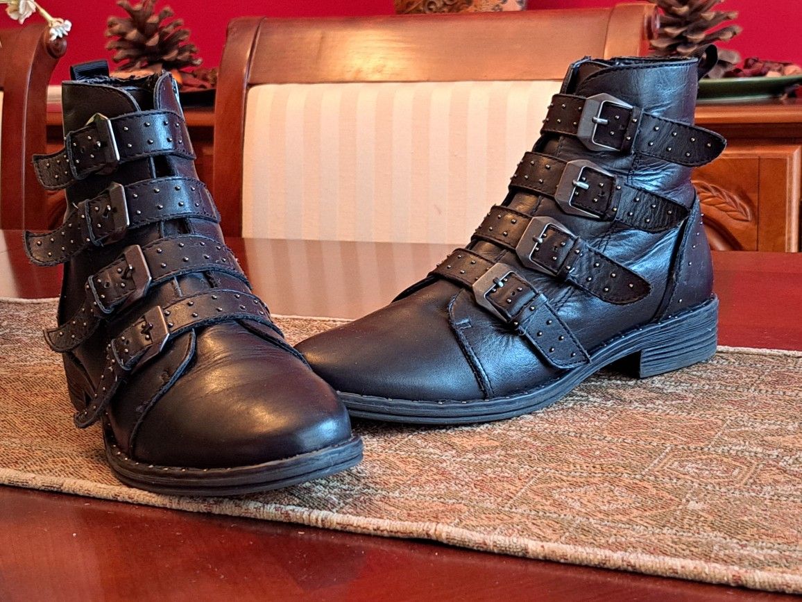 Black Boots with buckles and studs Steve Madden Size 8
