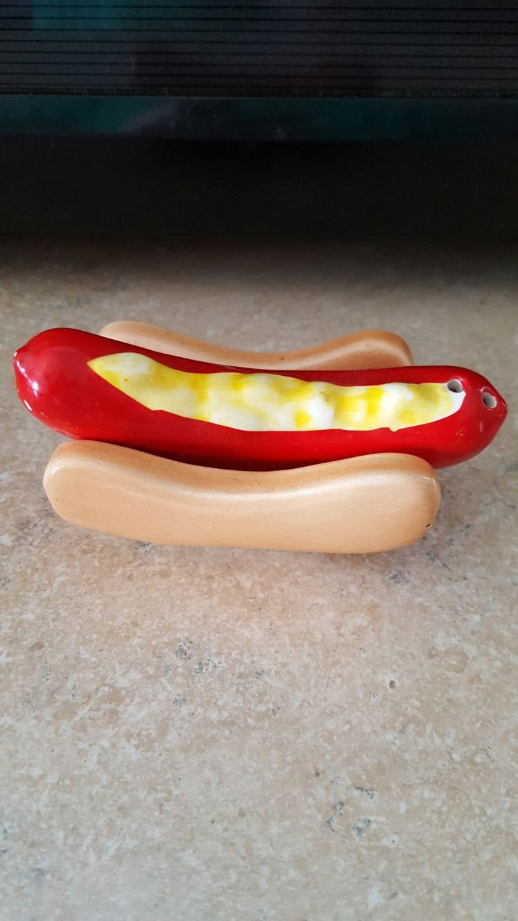 Hot dog and bun salt and pepper shakers