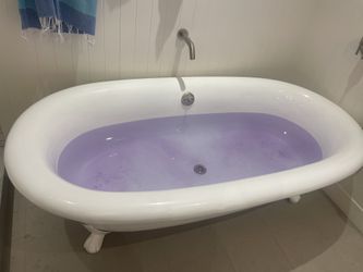 Free Standing clawfoot tub like new