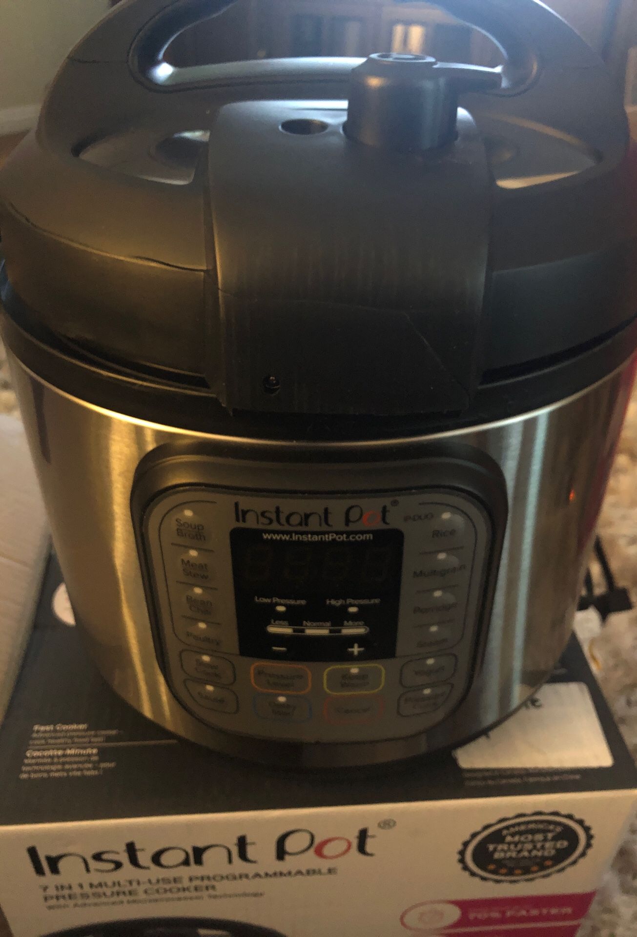 Instant Pot Duo 7 in 1 multi use programmable pressure cooker