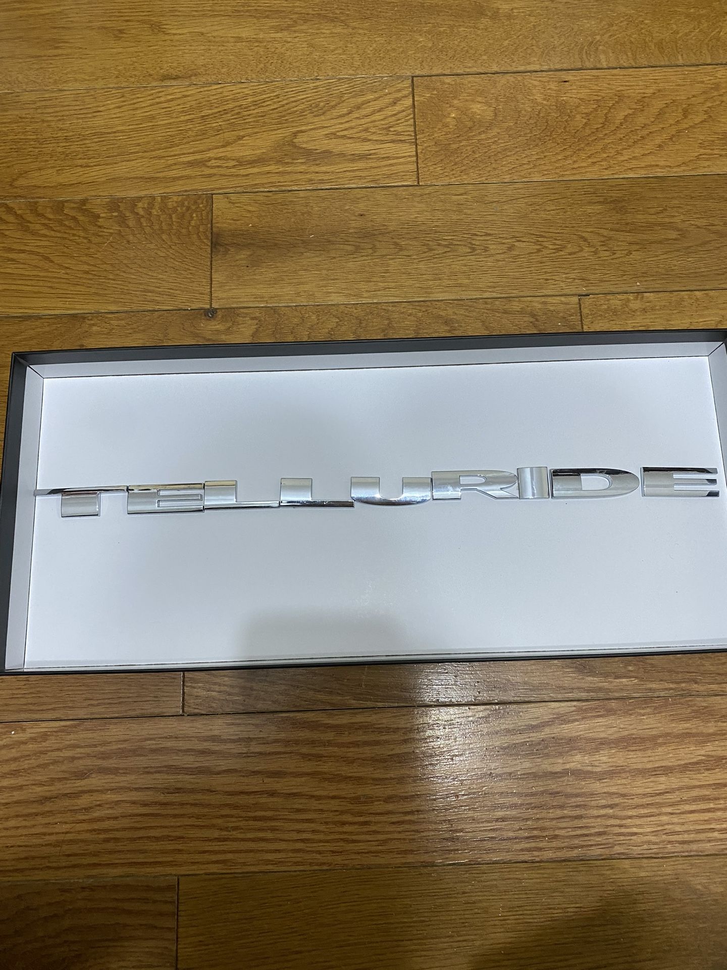 2020-2022 KIA TELLURIDE FRONT HOOD BONNET EMBLEM LOGO SYMBOL LETTERS OEM