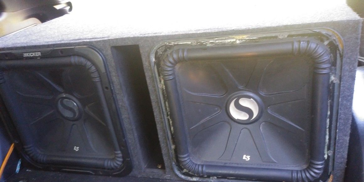 2 kicker L3 15's w/box and 2400 watt kicker amp.