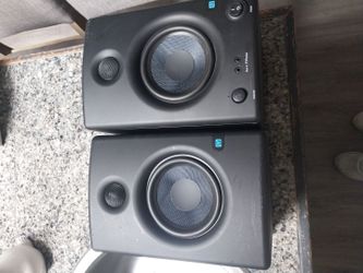 Studio monitor speakers