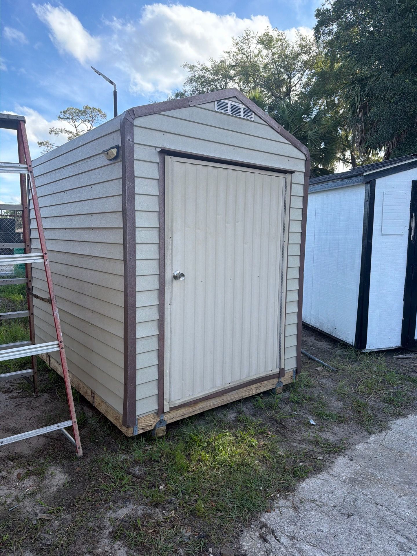 6’x8’ Ventilated Shed (Beige/Taupe)