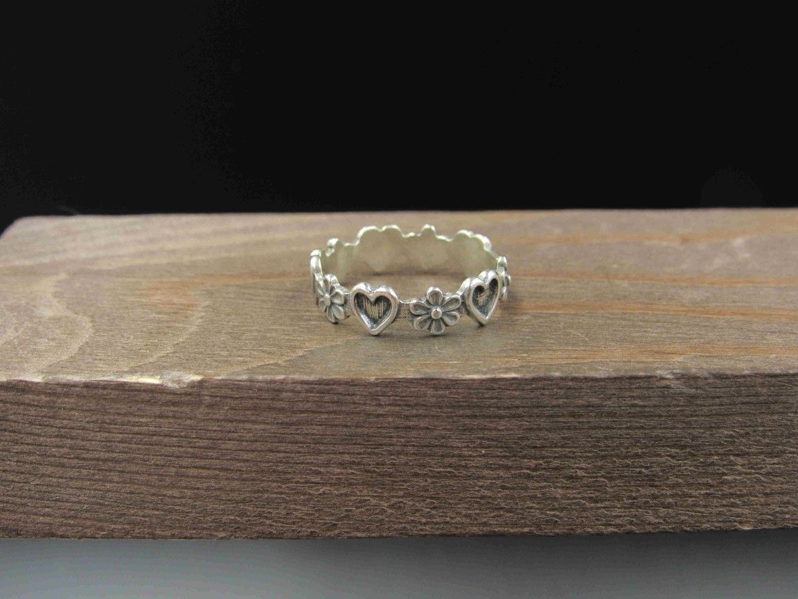 Size 7 Sterling Silver Wonderful Hearts And Flowers Band Ring